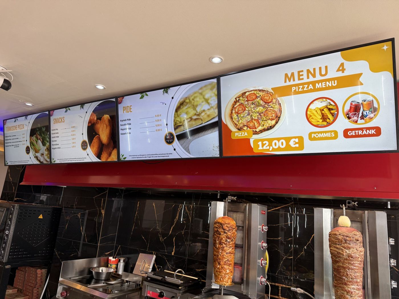 Theke mit Drehspießen und Menütafeln im Bodrum Kebab-Haus in Bremen-Lesum